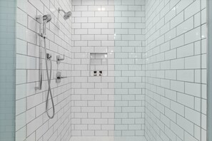 Douche, sèche-cheveux, serviettes fournies, shampoing