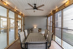 Outdoor dining - Breaking Tables & Waves (Oak Island)