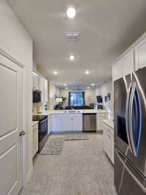 Fridge, microwave, oven, stovetop - Sebastian Serenity - 4BR/2BA home near beaches (Sebastian)