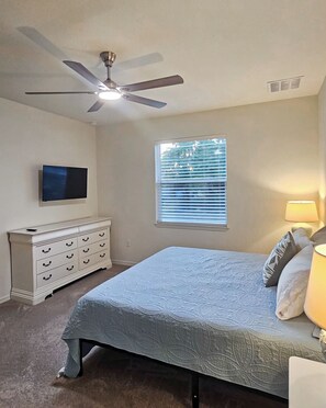 3 bedrooms, desk, iron/ironing board, free WiFi - Sebastian Serenity - 4BR/2BA home near beaches (Sebastian)
