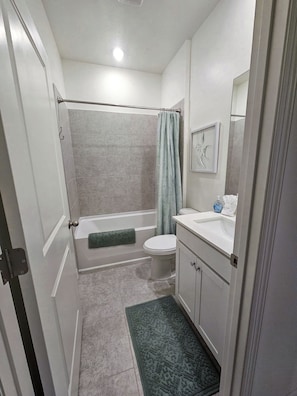Shower, hair dryer, towels, soap - Sebastian Serenity - 4BR/2BA home near beaches (Sebastian)