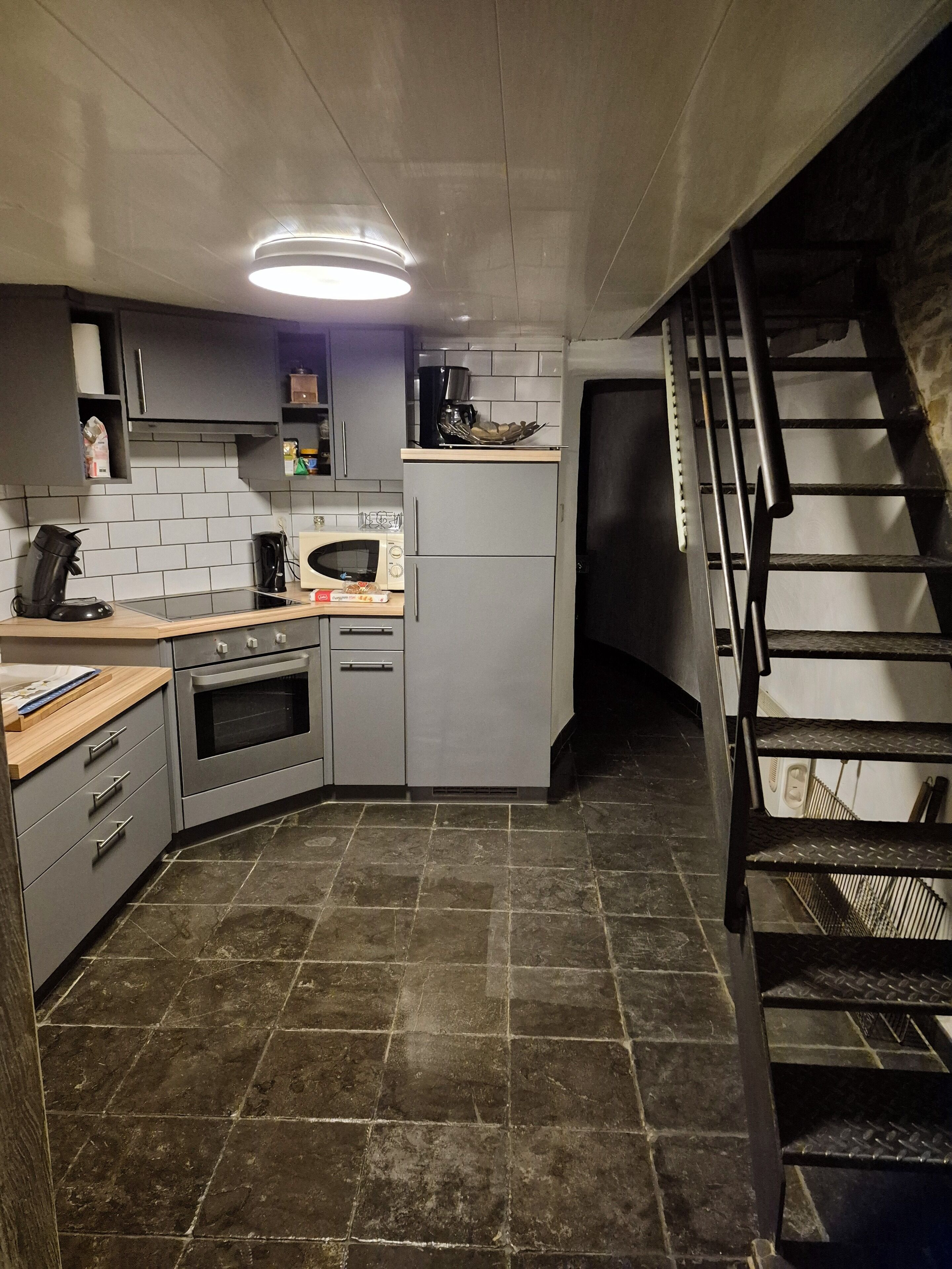 Mikrobølgeovn, ovn, kokeplater og oppvaskmaskin