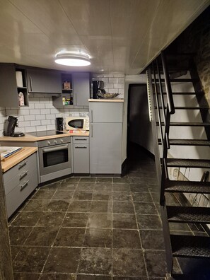 Mikrobølgeovn, ovn, kokeplater og oppvaskmaskin