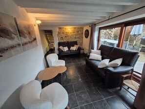 TV, fireplace - Le pas de la Fagne is a cosy gite located in the beautiful village of Fraiture. (Sprimont)