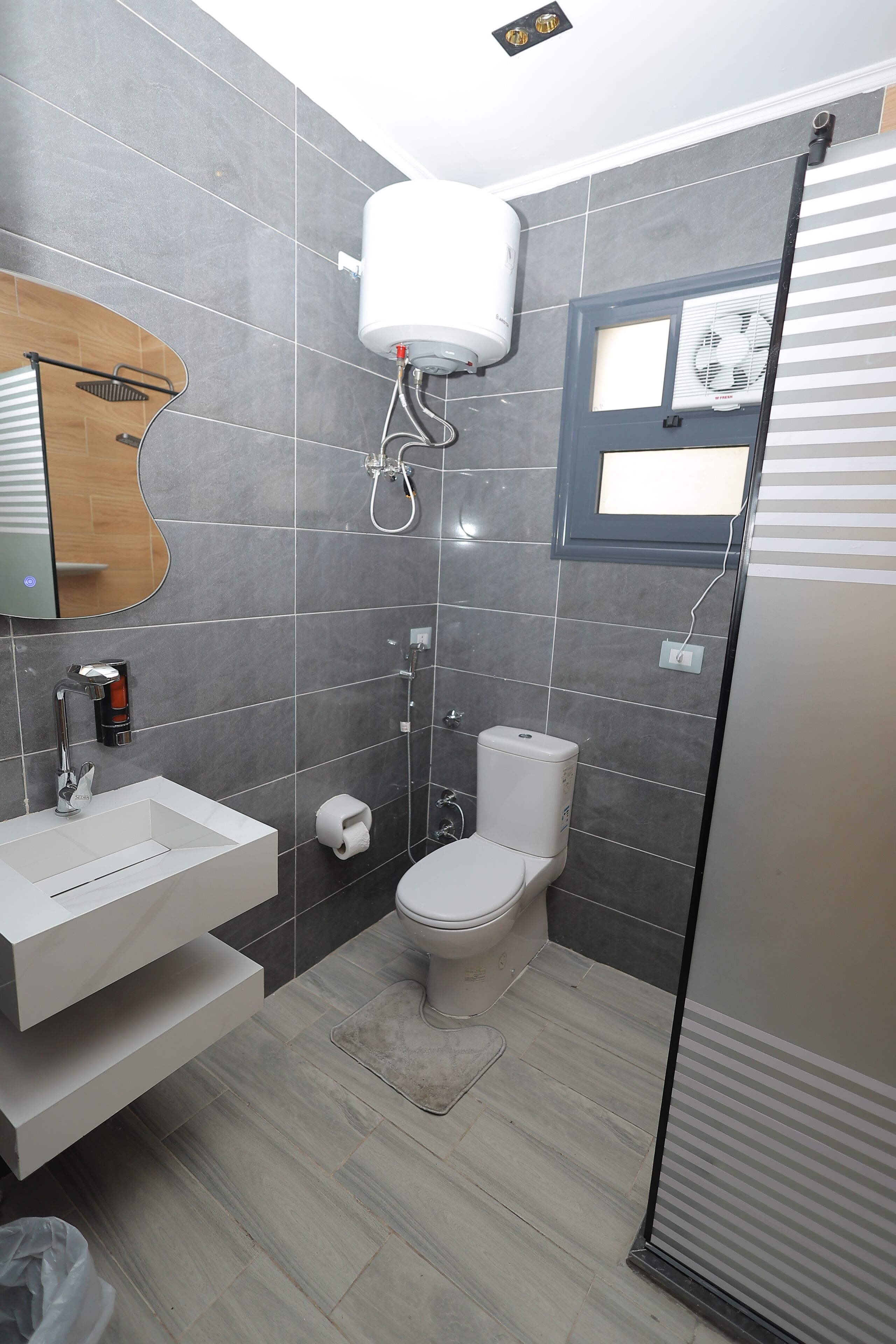 Ein modernes Badezimmer mit Dusche, Toilette und Waschbecken.