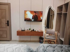 Kahden hengen comfort-huone, parveke, näköala puutarhaan | Työpöytä, ilmainen Wi-Fi