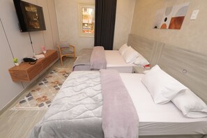 Chambre triple Confort, balcon, vue sur la ville | Bureau, accès au Wi-Fi (inclus)