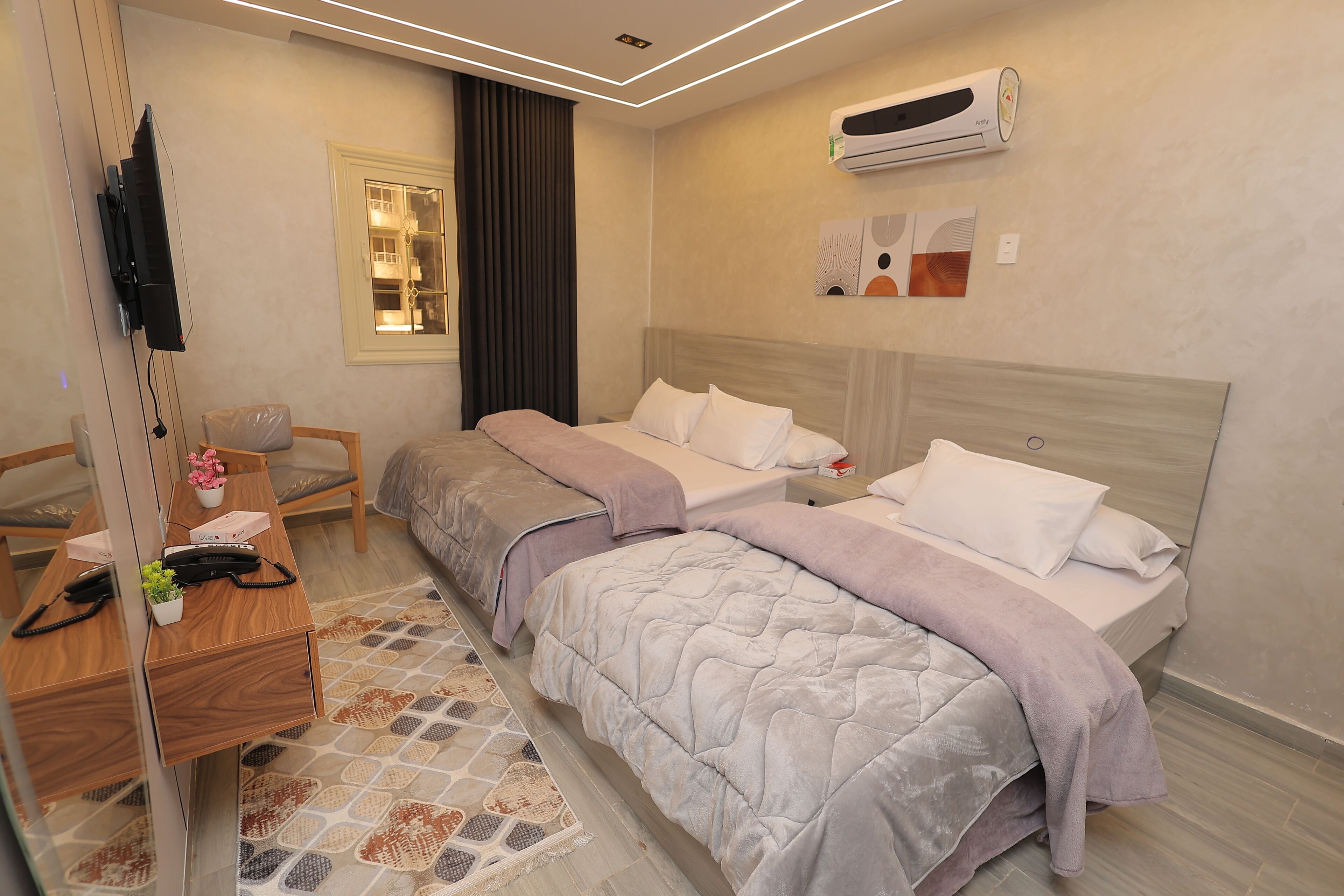 Habitación triple Confort, balcón, vistas a la ciudad | Escritorio y wifi gratis