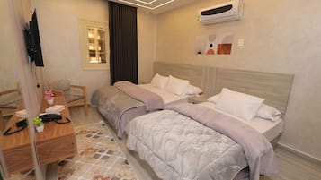 Habitación triple Confort, balcón, vistas a la ciudad | Escritorio y wifi gratis