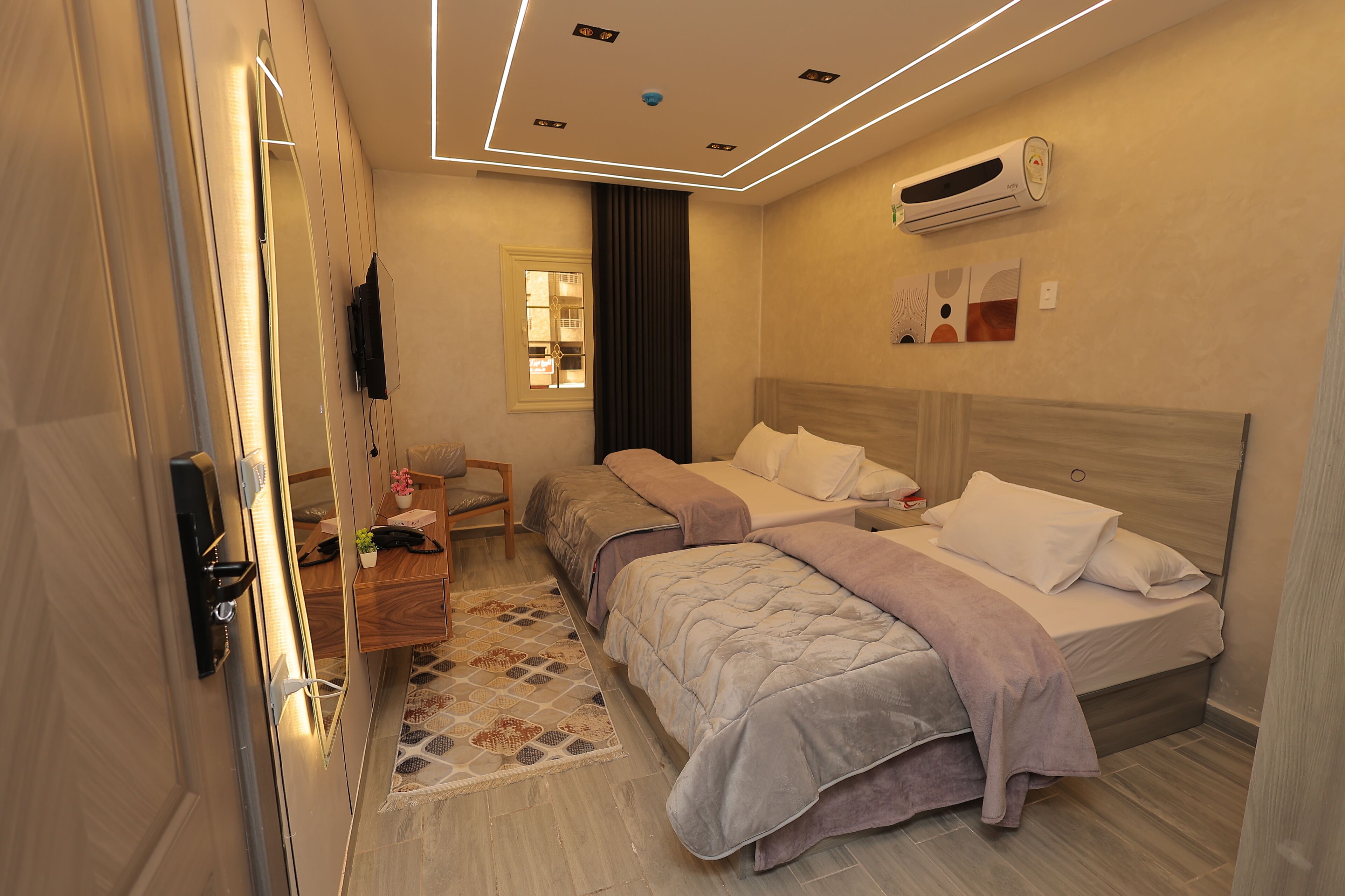 Habitación triple Confort, balcón, vistas a la ciudad | Escritorio y wifi gratis