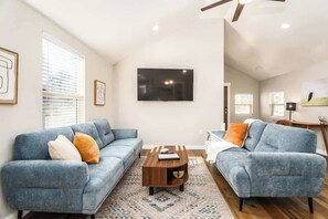 Una televisión, una oficina