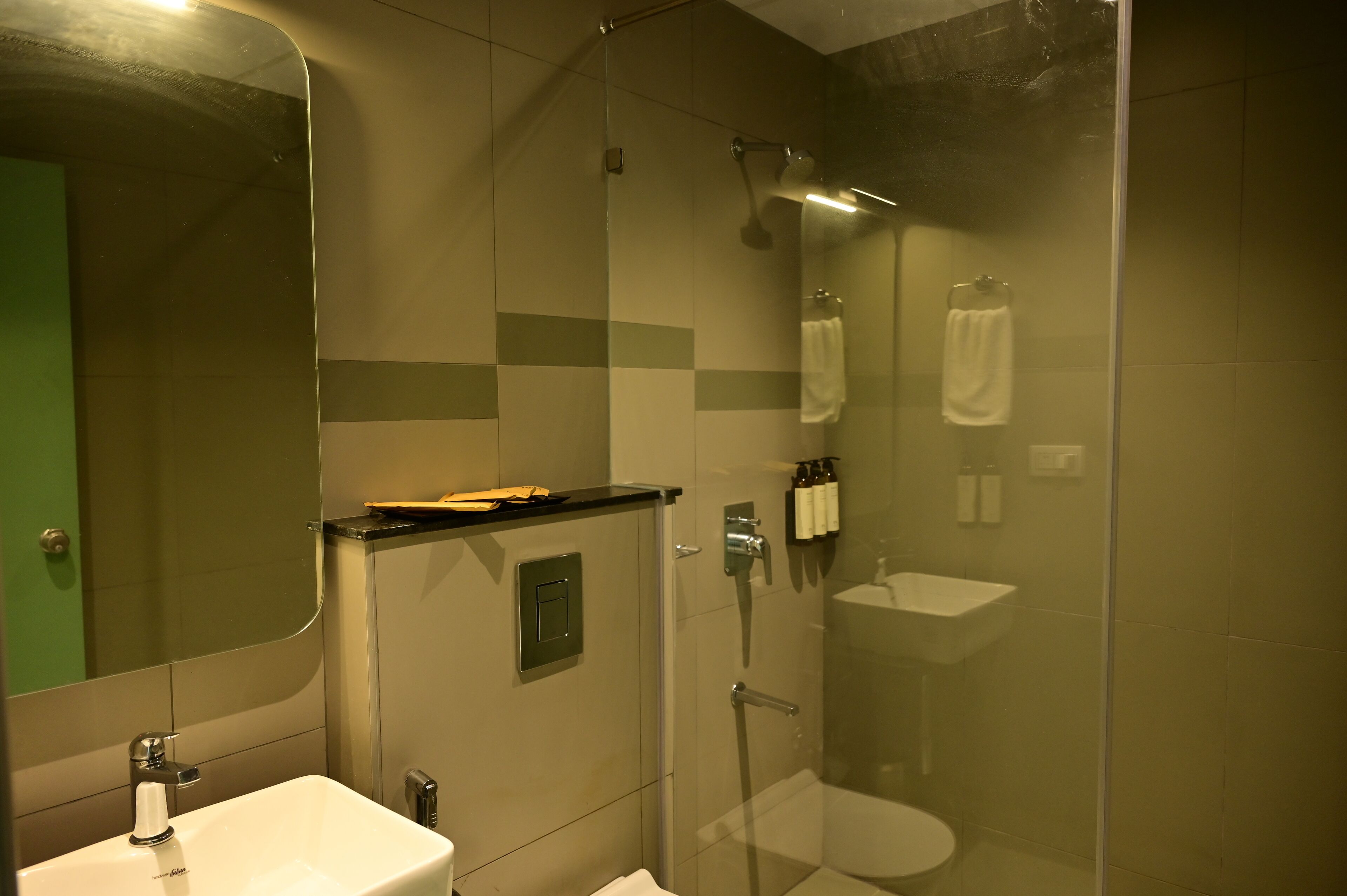 Shower, perlengkapan mandi gratis, sabun, dan sampo