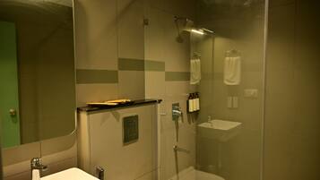 Shower, perlengkapan mandi gratis, sabun, dan sampo