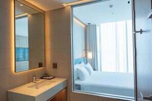 Desk, free WiFi - A La carte Ha Long Apartment Sea View  (Ha Long)