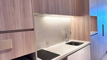 Basic Studio, Sea View | Private kitchen