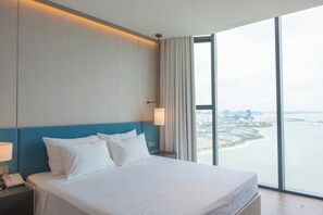 Desk, free WiFi - A La carte Ha Long Apartment Sea View  (Ha Long)