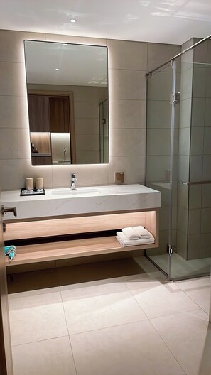 Apartamento estándar, 1 habitación | Baño | Ducha, secador de pelo, albornoces y zapatillas