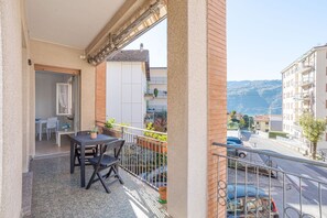 Outdoor dining - GuestHost - Bright and welcoming independent apartment with garden, located within a villa. Just a 10-minute walk from the charming harbor of Lierna, this property is perfect for those looking to fully enjoy the lake lifestyle.Lierna is a delightful vill (Lierna)