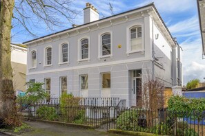 Exterior - Beautiful Apartment & Garden, Central Cheltenham (Gloucestershire)