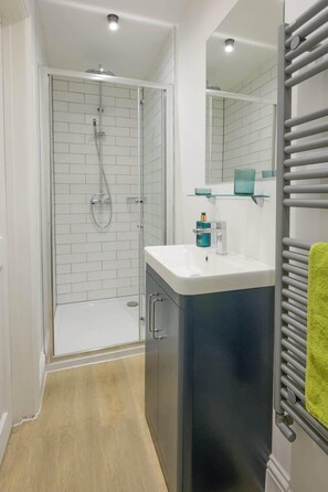 Shower, towels - Beautiful Apartment & Garden, Central Cheltenham (Gloucestershire)