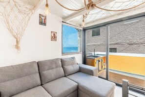 Living area - Yellow Wave (Paúl do Mar)