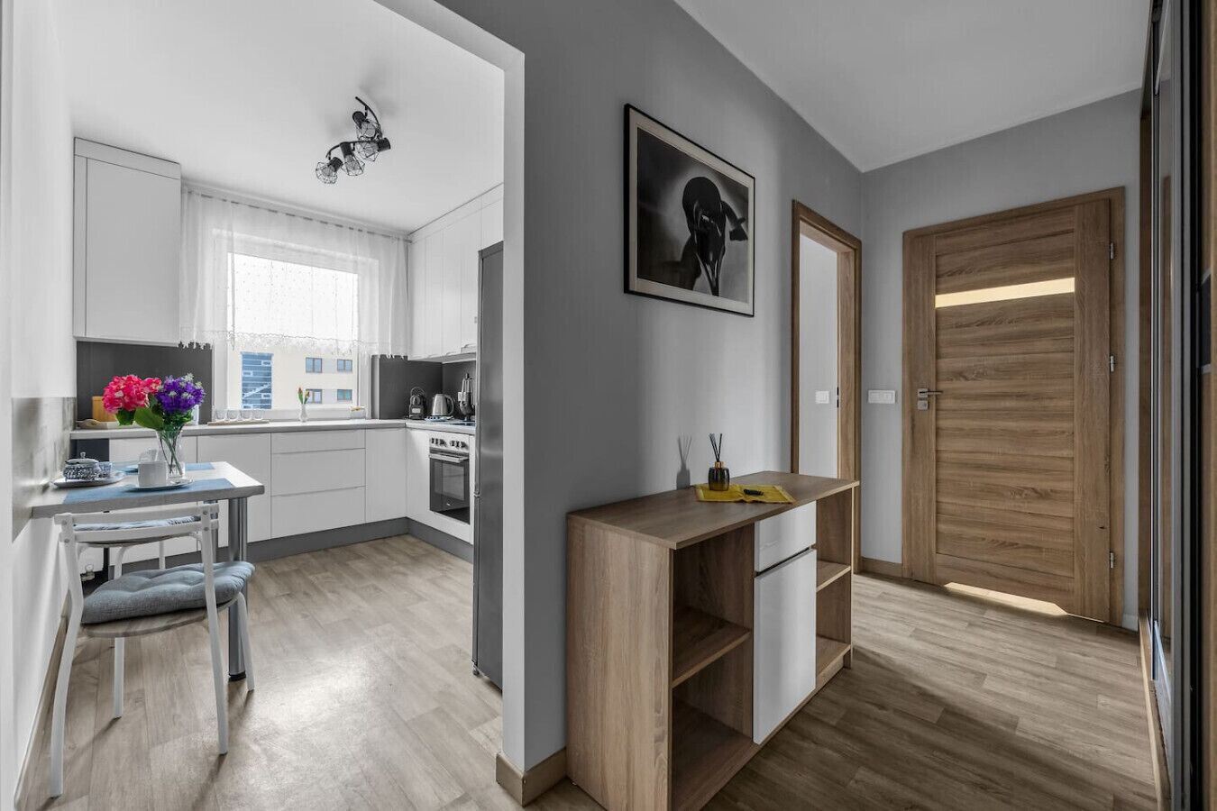 Kaffe- och tebryggare, kylskåp, ugn och diskmaskin