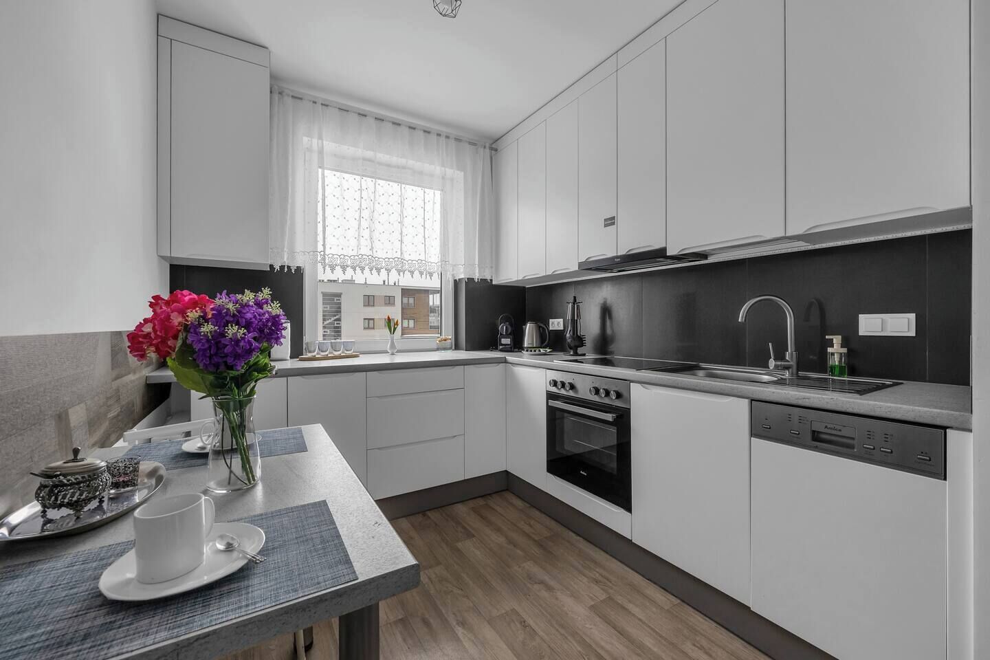 Kühlschrank, Ofen, Geschirrspüler, Wasserkocher mit Kaffee-/Teezubehör