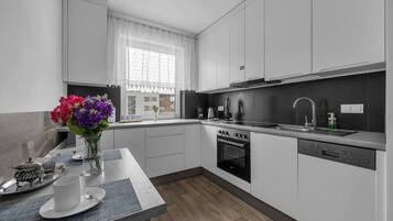 Kühlschrank, Ofen, Geschirrspüler, Wasserkocher mit Kaffee-/Teezubehör