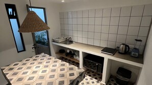 Et moderne køkken med et gulv i geometrisk mønster, en hængende lampe og en indbygget bænk.