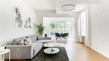 時尚公寓客房, 廚房, 花園景觀 | 起居區