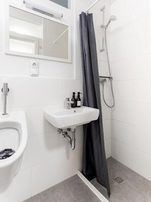 Design Condo, Kitchen, Garden View | Bathroom - Global Living Berlin Rosenthaler Platz (Berlin)