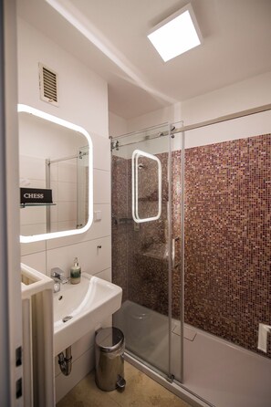 Appartement familial | Salle de bain | Douche, séchoir à cheveux, serviettes fournies, savon