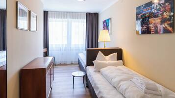 Espacio para trabajar con laptop y cortinas blackout