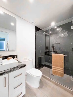 Shower, hair dryer, towels, soap - 504 real view with Ac & pool (Zapopan)
