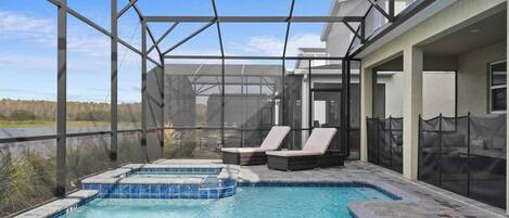 Lämmitetty uima-allas