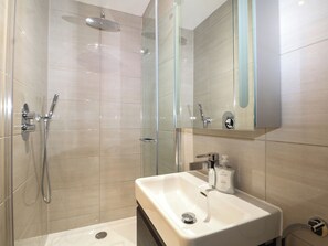 Shower - Woodlands House (Ringwood)