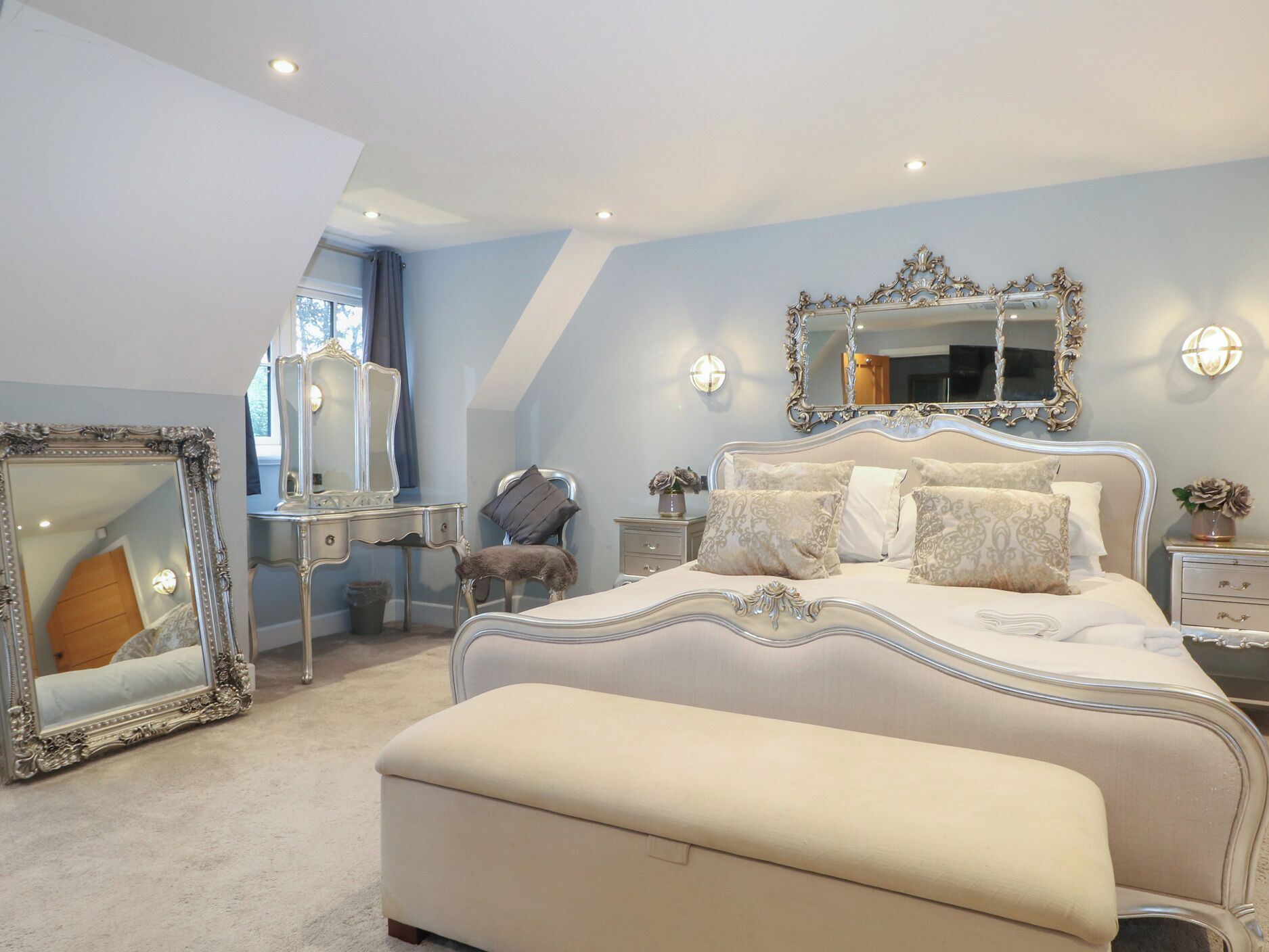 6 phòng ngủ, trang trí khác biệt 