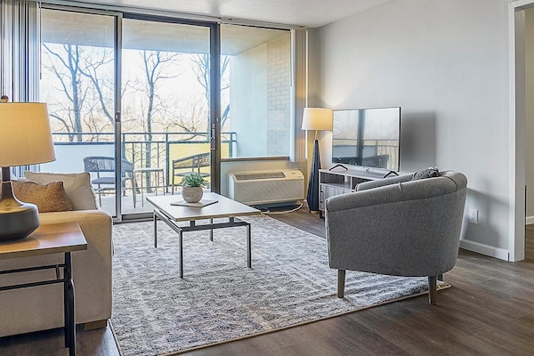 Lägenhet (1 Bedroom) | Vardagsrum | 50-tums tv med digitalkanaler