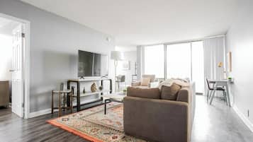 Apartment (2 Bedrooms) | Ruang tamu | TV