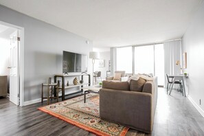 Căn hộ (2 Bedrooms) | Khu phòng khách | TV 