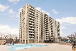 Outdoor pool - Landing Apartments Fort Wayne - East Central (Fort Wayne)