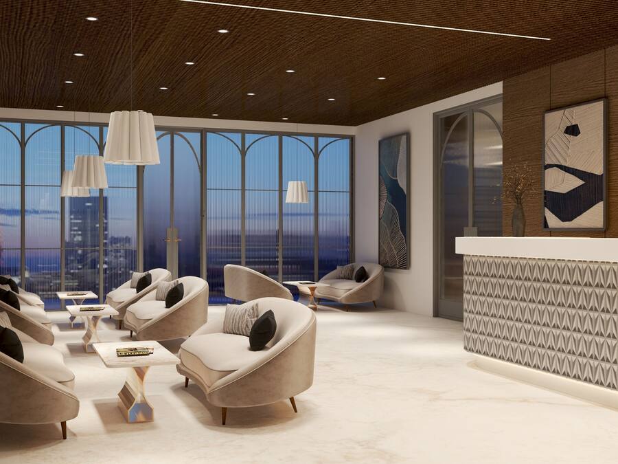 Un salón moderno con sofás, mesas y vistas a la ciudad a través de grandes ventanales.