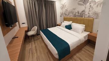 Een bureau, een laptopwerkplek, een strijkplank/strijkijzer, gratis wifi