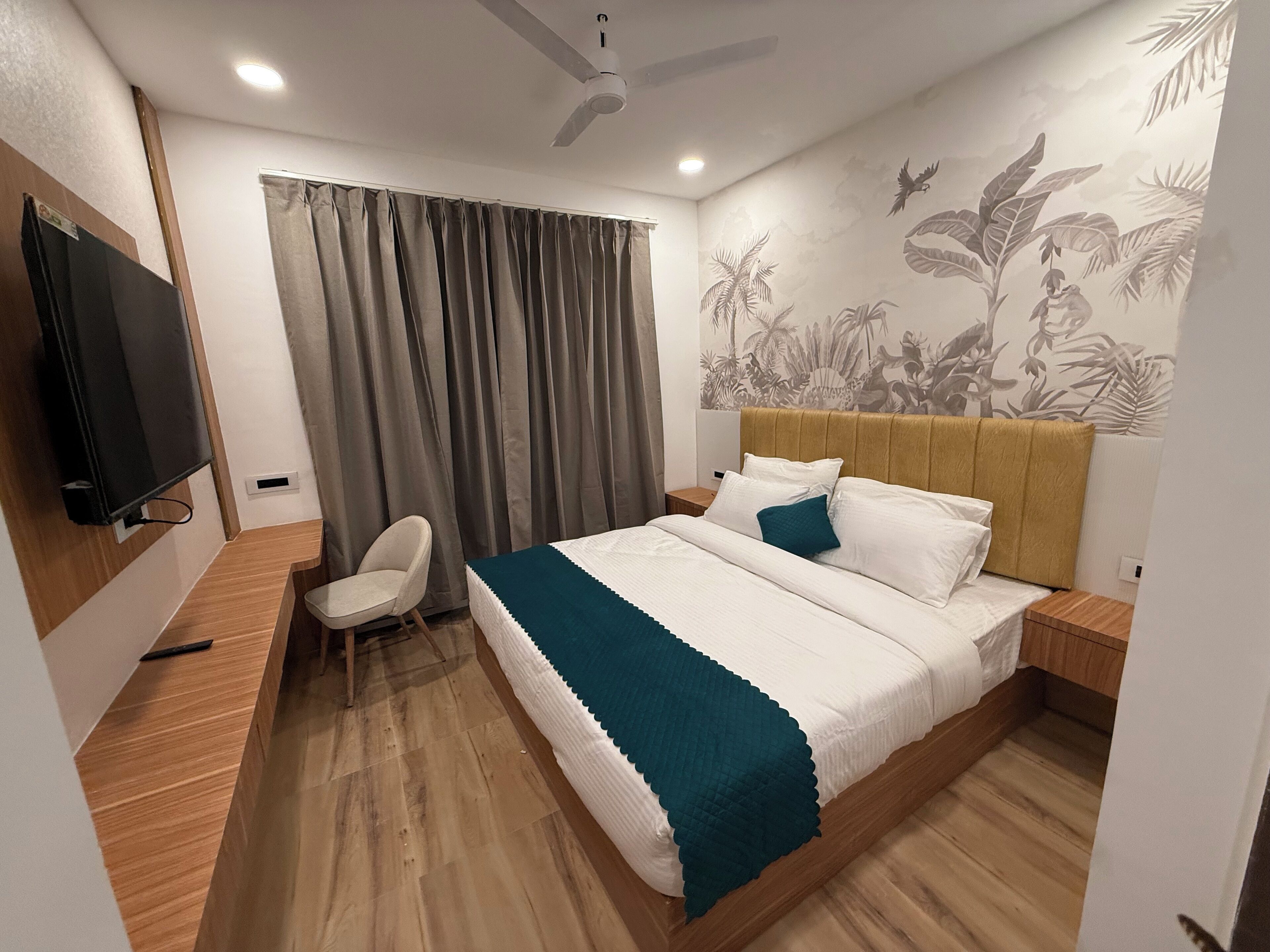 Deluxe Double or Twin Room, City View | Desk, laptop workspace, iron/ironing board, free WiFi