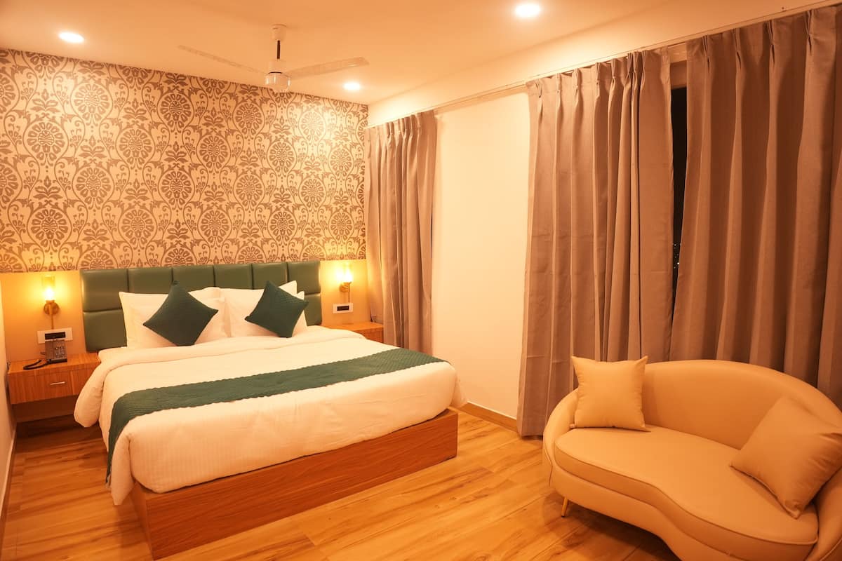 Executive Room | Desk, laptop workspace, iron/ironing board, free WiFi