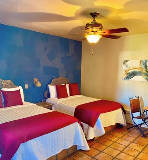 Habitación básica doble, vista al resort | Tabla de planchar con plancha y wifi gratis 