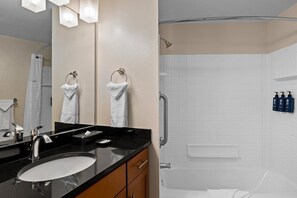 Haartrockner, Handtücher, Seife, Toilettenpapier