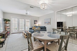Smart TV - Heart of SSI Village, Sweet Magnolia at St. Simons Pier w/AC and Parking. (St. Simons Island)