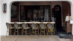 Esterno del King City Kitchen con posti a sedere all'aperto e vista sul ristorante.