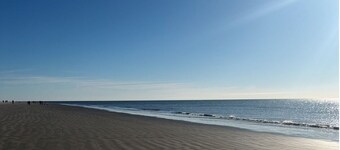 Walk to St Simons restaurants + pier + PB courts + AC & Parking